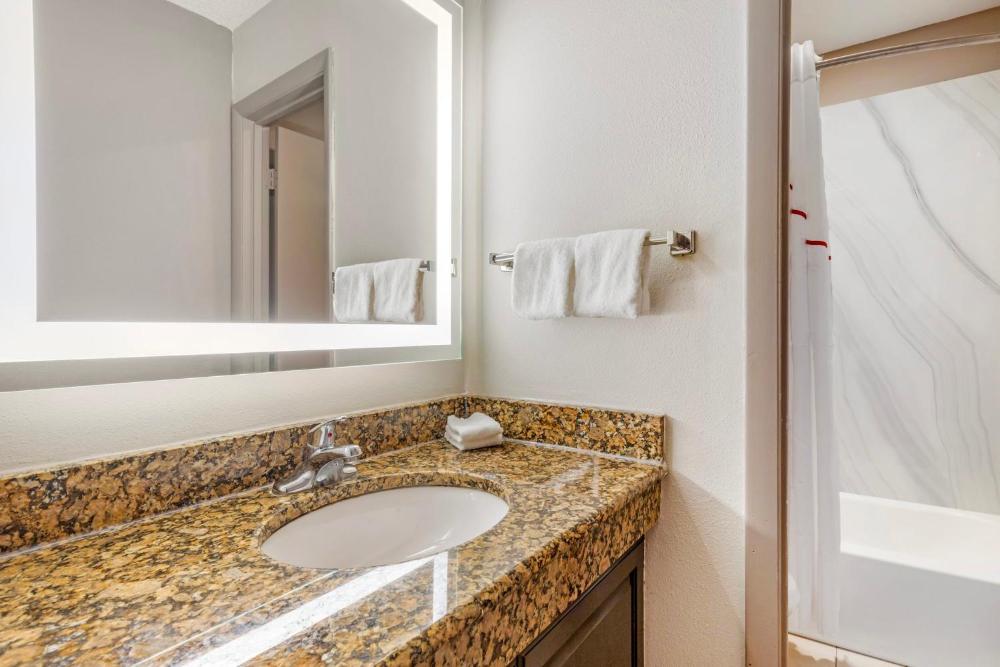 Red Roof Inn & Suites Newport News